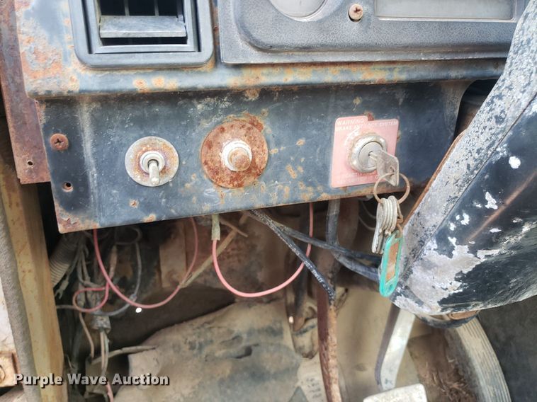 image for item IP9311 1981 International 60  vacuum truck