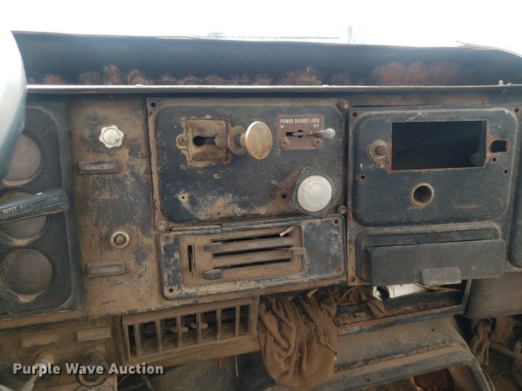 image for item IP9311 1981 International 60  vacuum truck