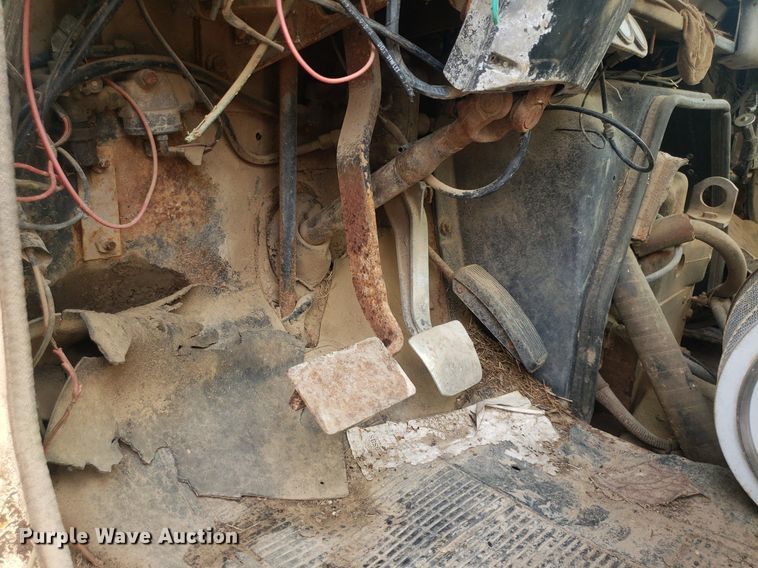 image for item IP9311 1981 International 60  vacuum truck