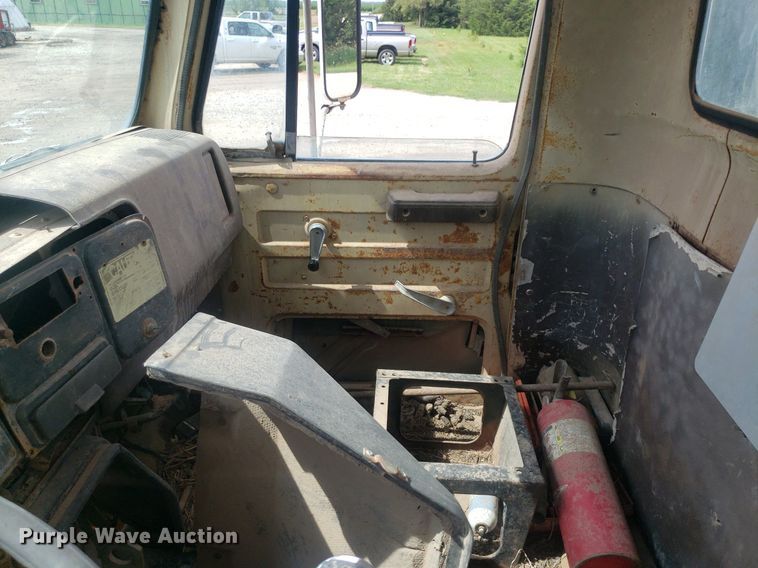 image for item IP9311 1981 International 60  vacuum truck