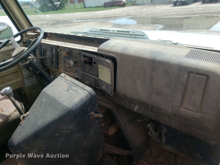 image for item IP9311 1981 International 60  vacuum truck