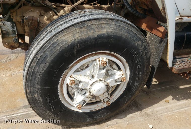 image for item IP9311 1981 International 60  vacuum truck