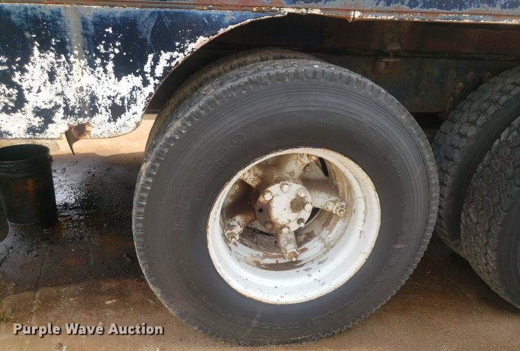 image for item IP9311 1981 International 60  vacuum truck