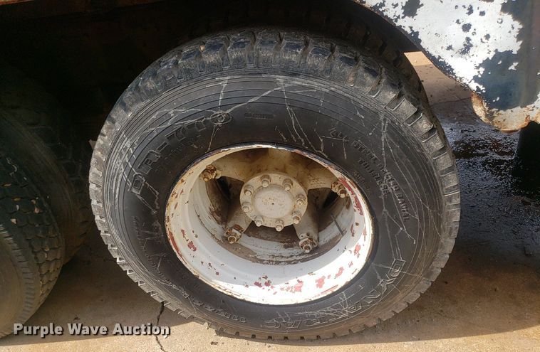 image for item IP9311 1981 International 60  vacuum truck