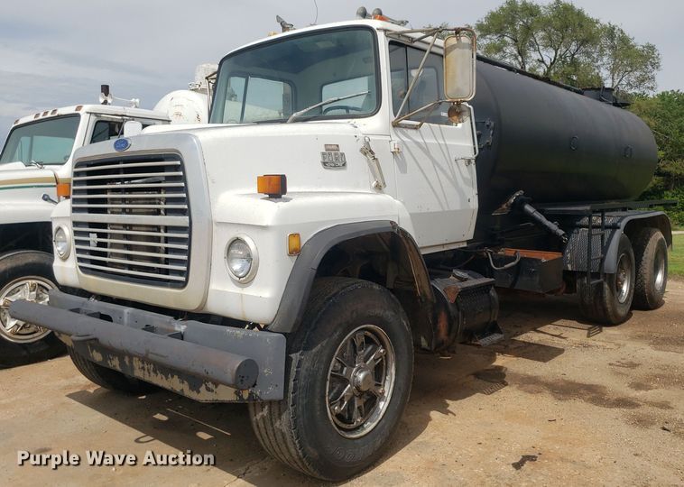 image for item IP9312 1986 Ford  LNT8000  vacuum truck