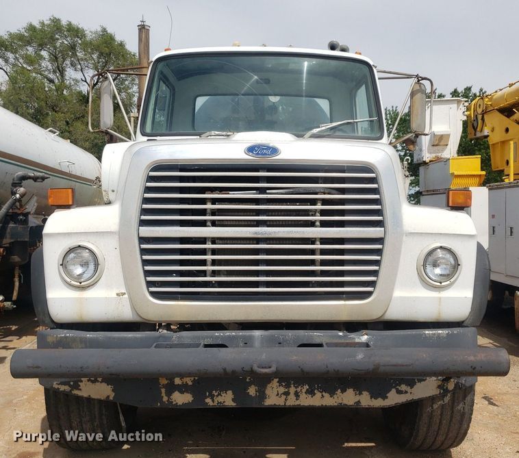 image for item IP9312 1986 Ford  LNT8000  vacuum truck
