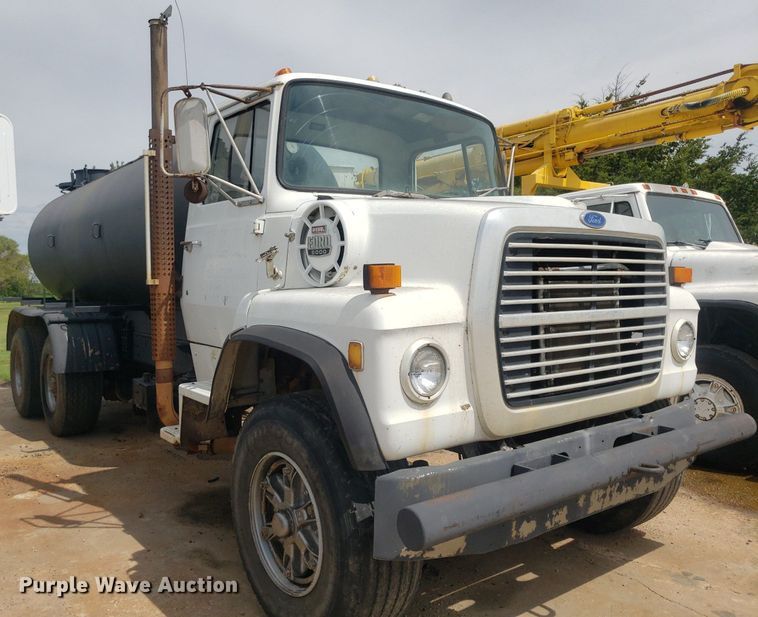 image for item IP9312 1986 Ford  LNT8000  vacuum truck