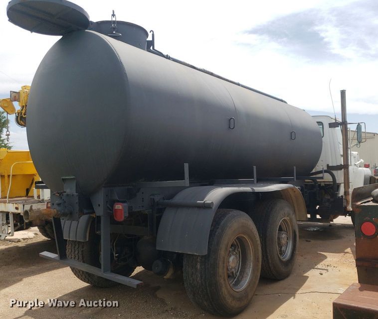 image for item IP9312 1986 Ford  LNT8000  vacuum truck