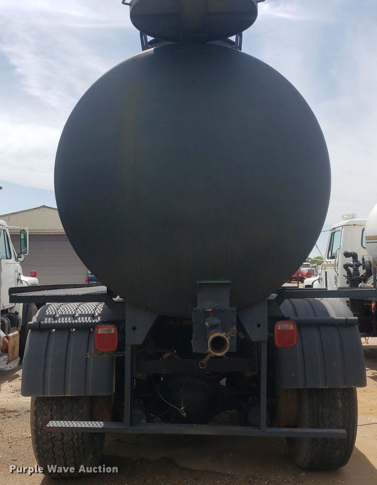 image for item IP9312 1986 Ford  LNT8000  vacuum truck