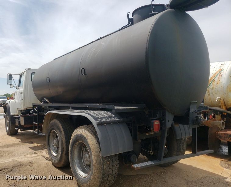 image for item IP9312 1986 Ford  LNT8000  vacuum truck