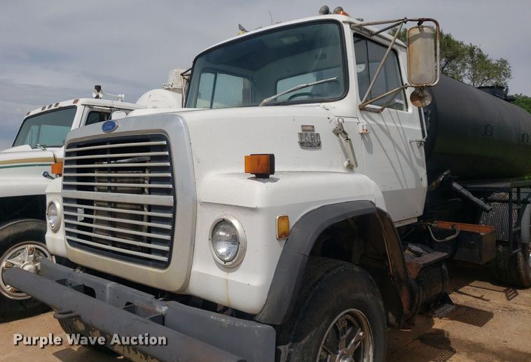 image for item IP9312 1986 Ford  LNT8000  vacuum truck