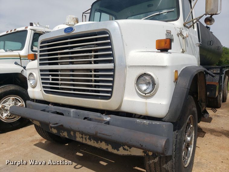 image for item IP9312 1986 Ford  LNT8000  vacuum truck