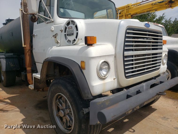 image for item IP9312 1986 Ford  LNT8000  vacuum truck