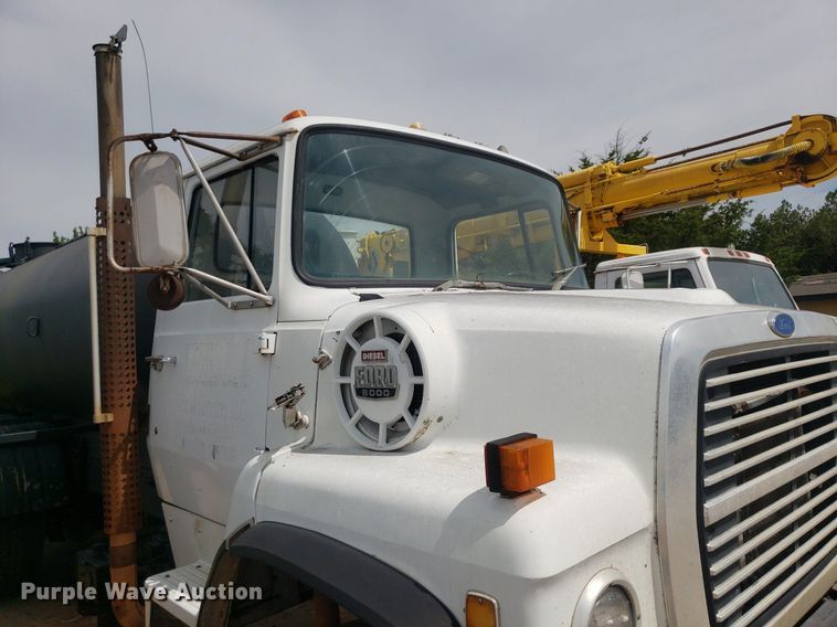 image for item IP9312 1986 Ford  LNT8000  vacuum truck