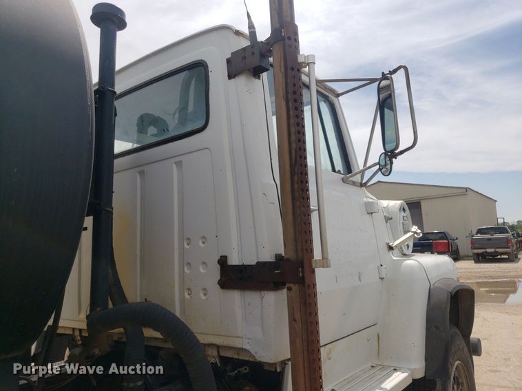 image for item IP9312 1986 Ford  LNT8000  vacuum truck