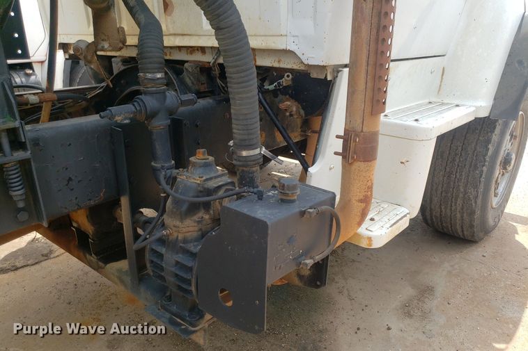 image for item IP9312 1986 Ford  LNT8000  vacuum truck