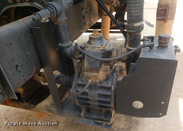 image for item IP9312 1986 Ford  LNT8000  vacuum truck