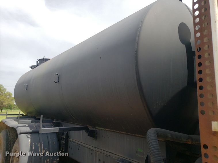 image for item IP9312 1986 Ford  LNT8000  vacuum truck