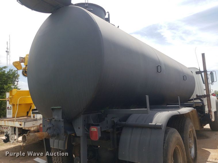 image for item IP9312 1986 Ford  LNT8000  vacuum truck