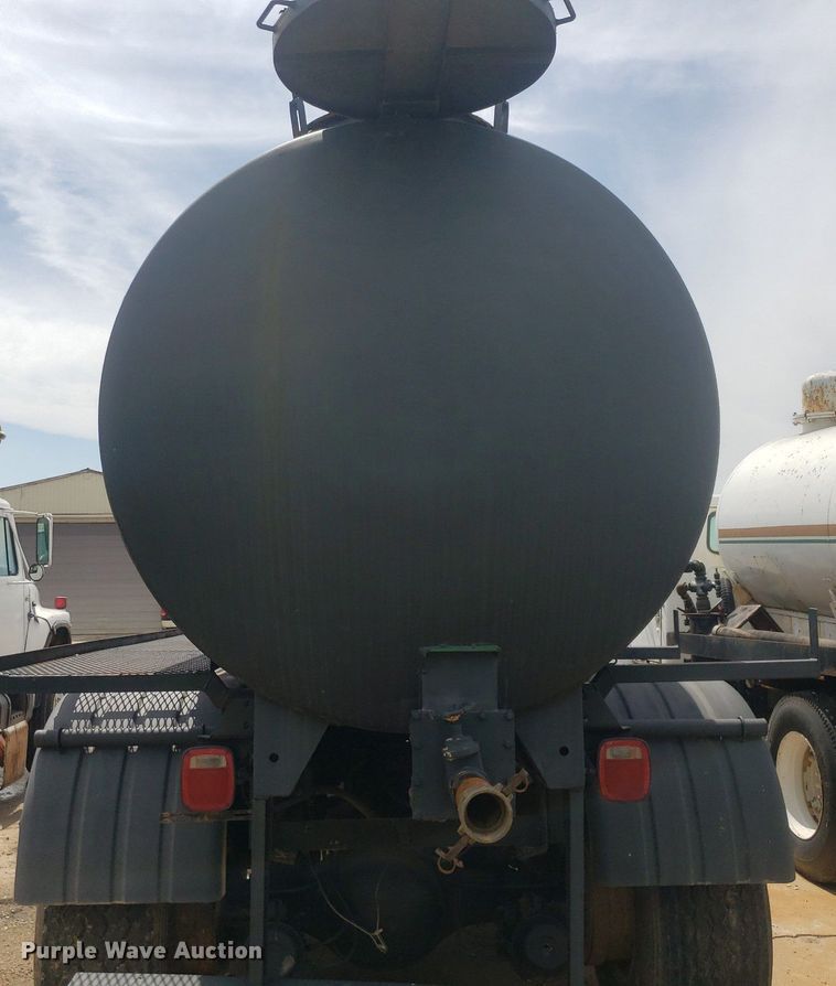 image for item IP9312 1986 Ford  LNT8000  vacuum truck