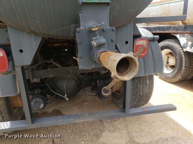 image for item IP9312 1986 Ford  LNT8000  vacuum truck