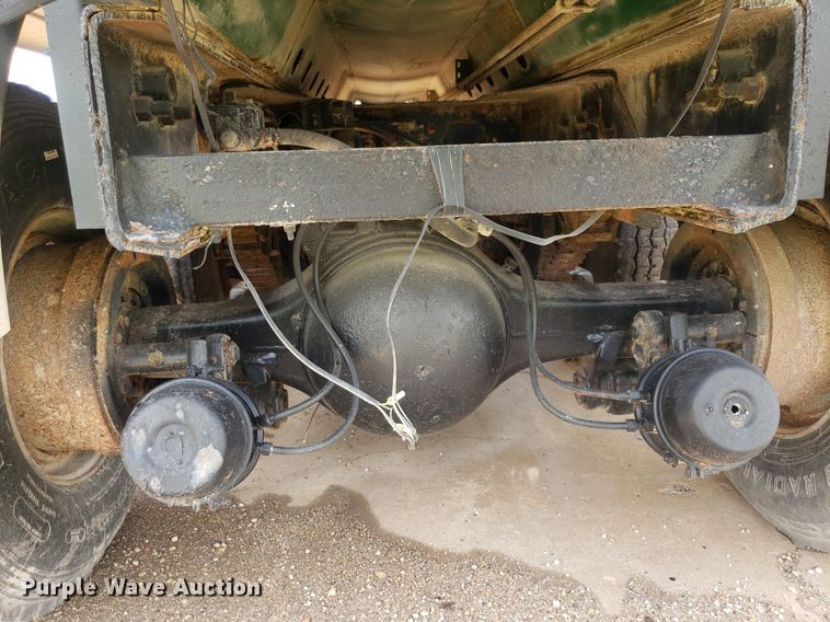 image for item IP9312 1986 Ford  LNT8000  vacuum truck