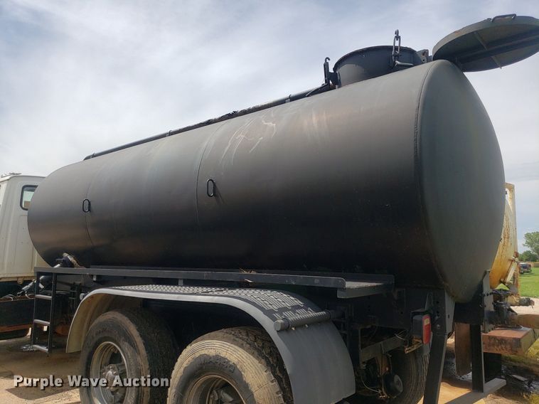 image for item IP9312 1986 Ford  LNT8000  vacuum truck