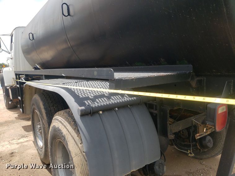 image for item IP9312 1986 Ford  LNT8000  vacuum truck