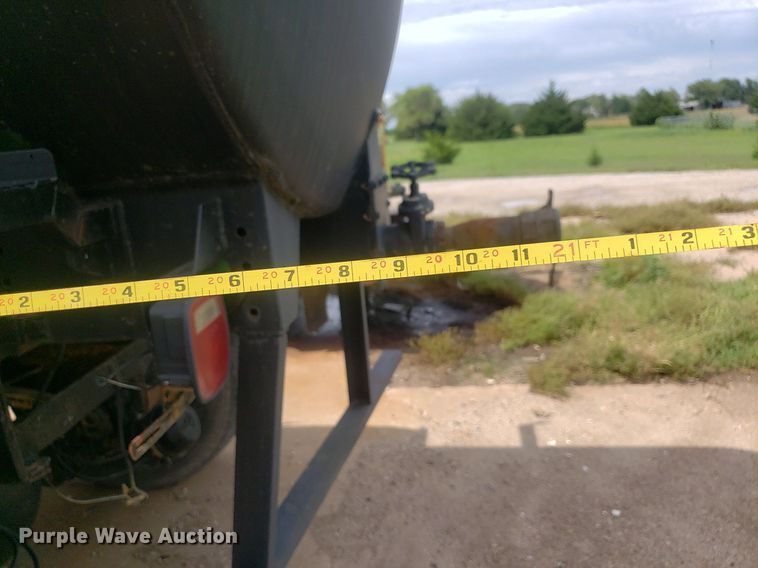 image for item IP9312 1986 Ford  LNT8000  vacuum truck