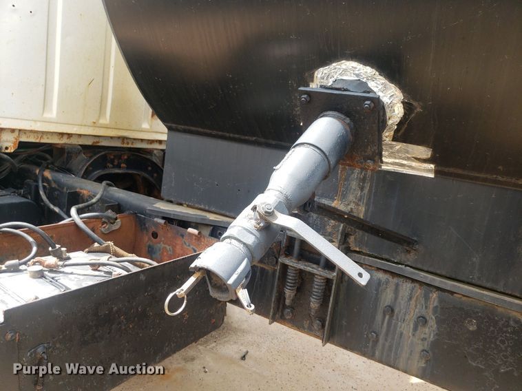 image for item IP9312 1986 Ford  LNT8000  vacuum truck