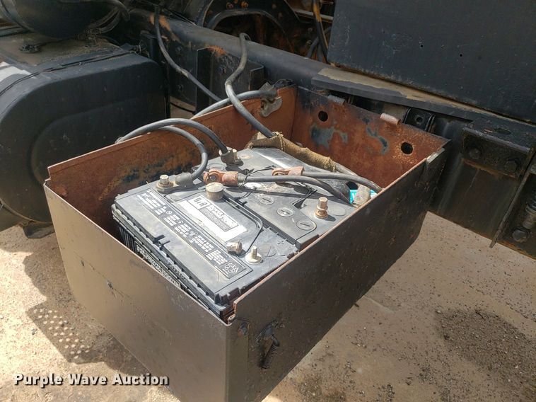 image for item IP9312 1986 Ford  LNT8000  vacuum truck