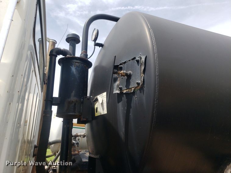 image for item IP9312 1986 Ford  LNT8000  vacuum truck