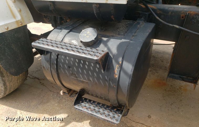 image for item IP9312 1986 Ford  LNT8000  vacuum truck