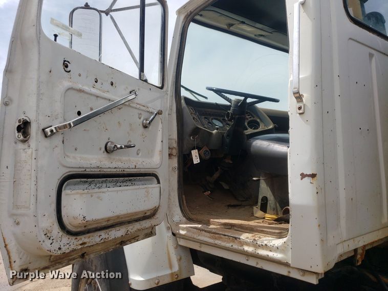 image for item IP9312 1986 Ford  LNT8000  vacuum truck