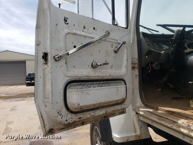 image for item IP9312 1986 Ford  LNT8000  vacuum truck