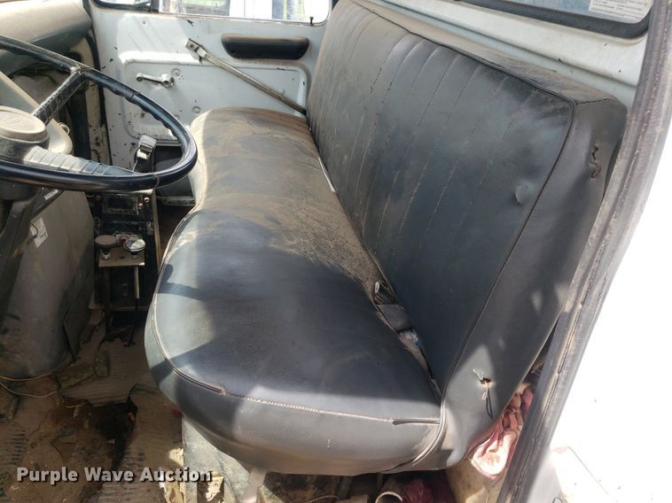 image for item IP9312 1986 Ford  LNT8000  vacuum truck