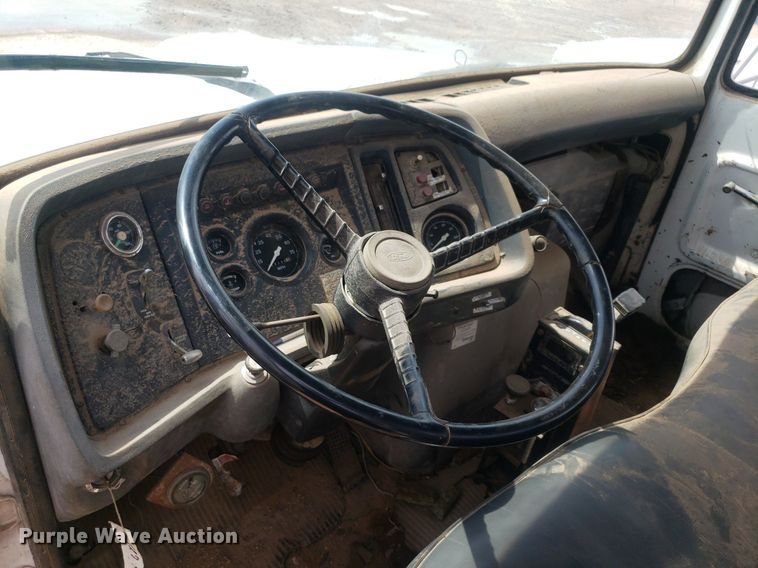 image for item IP9312 1986 Ford  LNT8000  vacuum truck