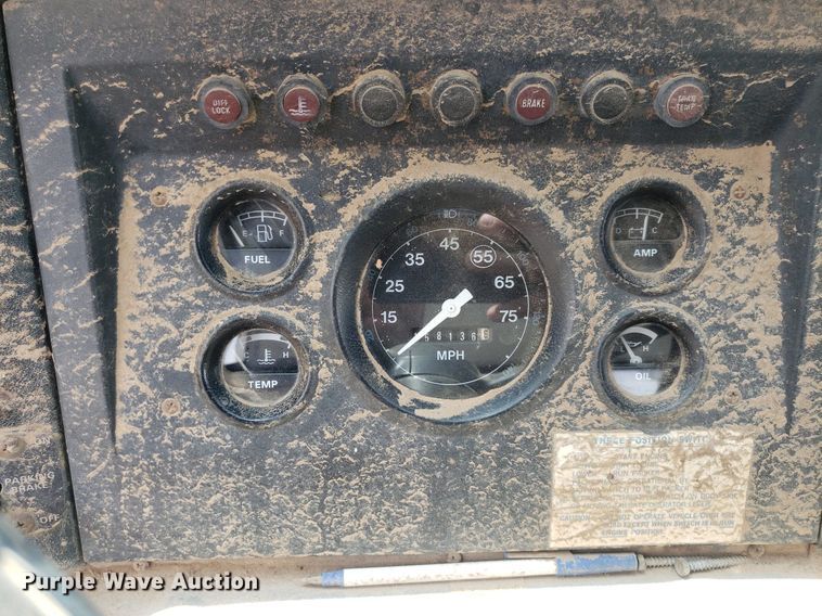 image for item IP9312 1986 Ford  LNT8000  vacuum truck