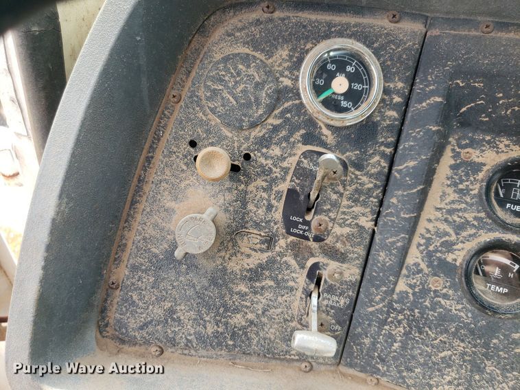 image for item IP9312 1986 Ford  LNT8000  vacuum truck