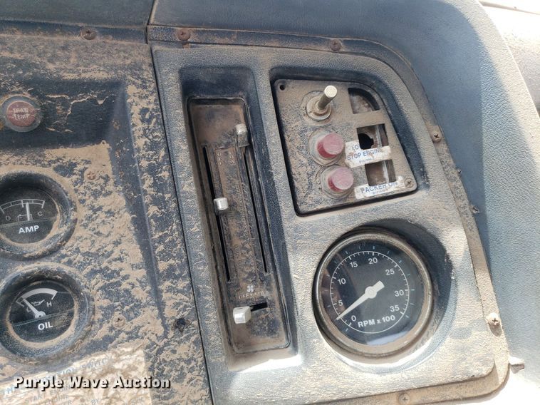 image for item IP9312 1986 Ford  LNT8000  vacuum truck