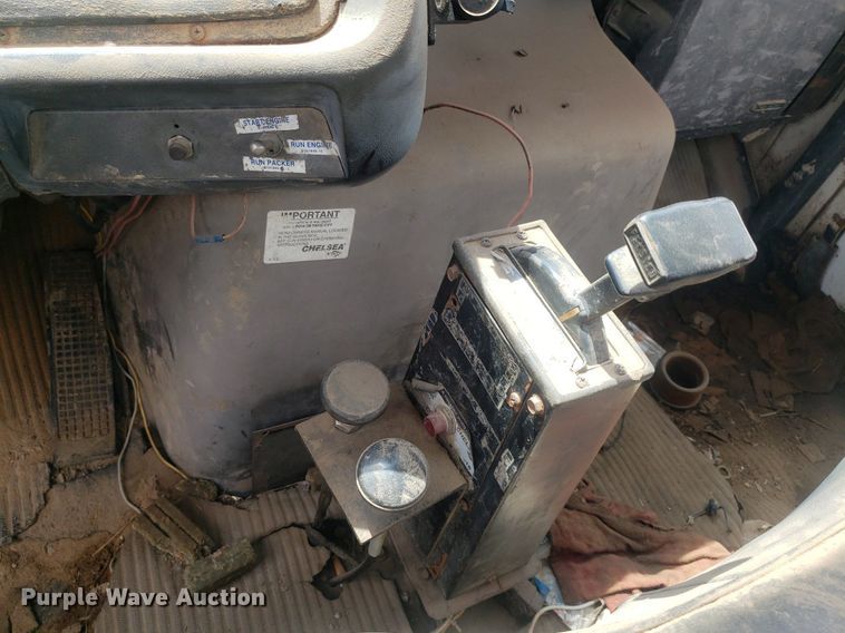 image for item IP9312 1986 Ford  LNT8000  vacuum truck