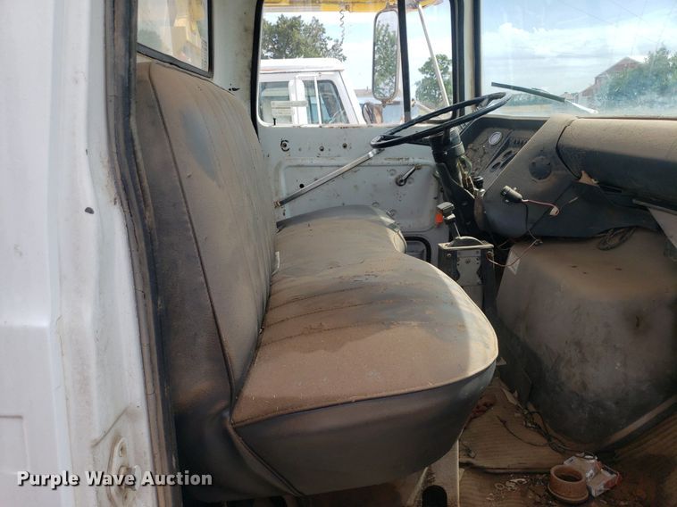 image for item IP9312 1986 Ford  LNT8000  vacuum truck