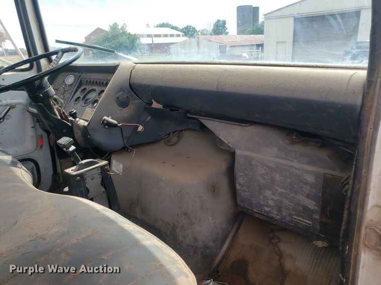 image for item IP9312 1986 Ford  LNT8000  vacuum truck