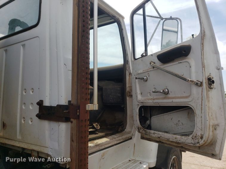 image for item IP9312 1986 Ford  LNT8000  vacuum truck