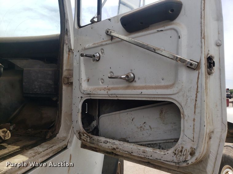 image for item IP9312 1986 Ford  LNT8000  vacuum truck