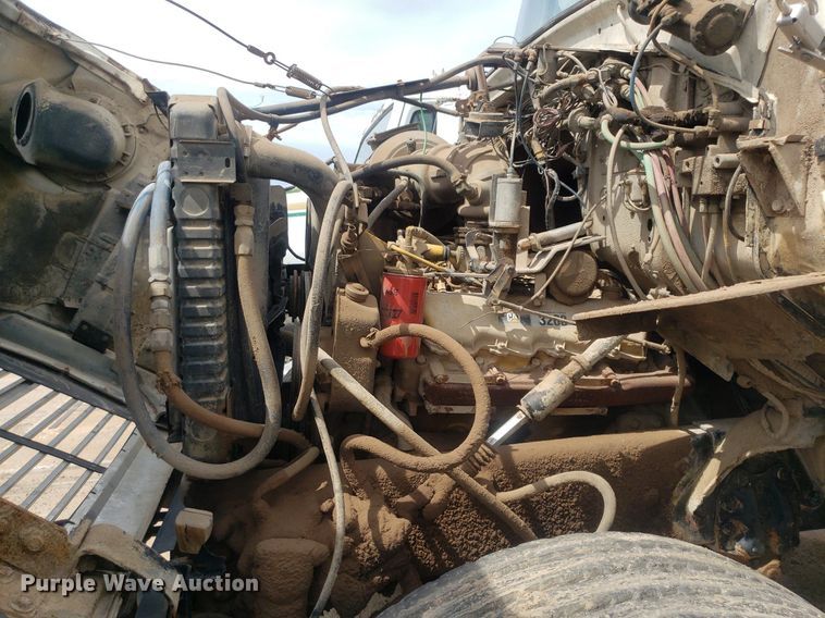 image for item IP9312 1986 Ford  LNT8000  vacuum truck