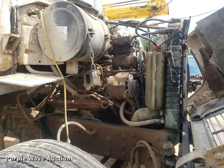 image for item IP9312 1986 Ford  LNT8000  vacuum truck