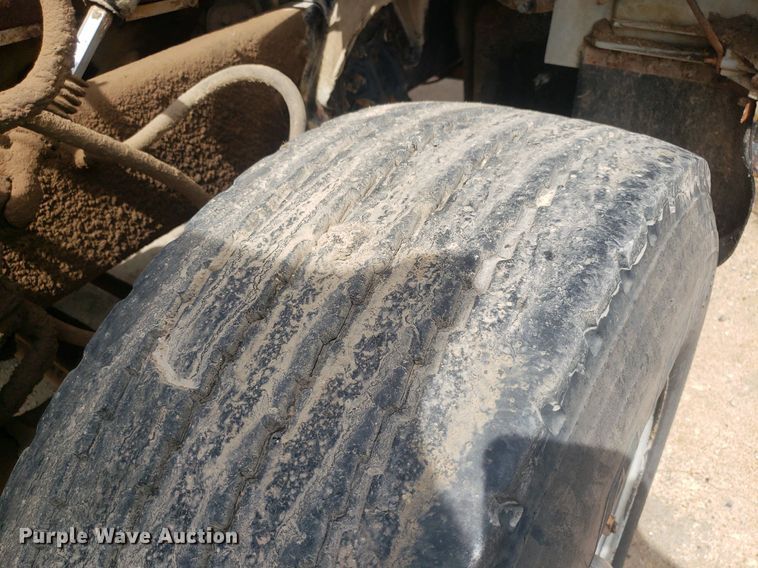 image for item IP9312 1986 Ford  LNT8000  vacuum truck