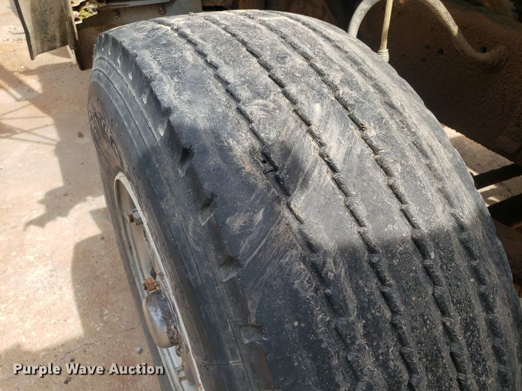 image for item IP9312 1986 Ford  LNT8000  vacuum truck