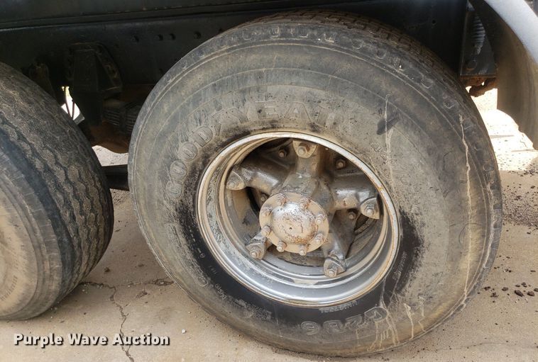 image for item IP9312 1986 Ford  LNT8000  vacuum truck